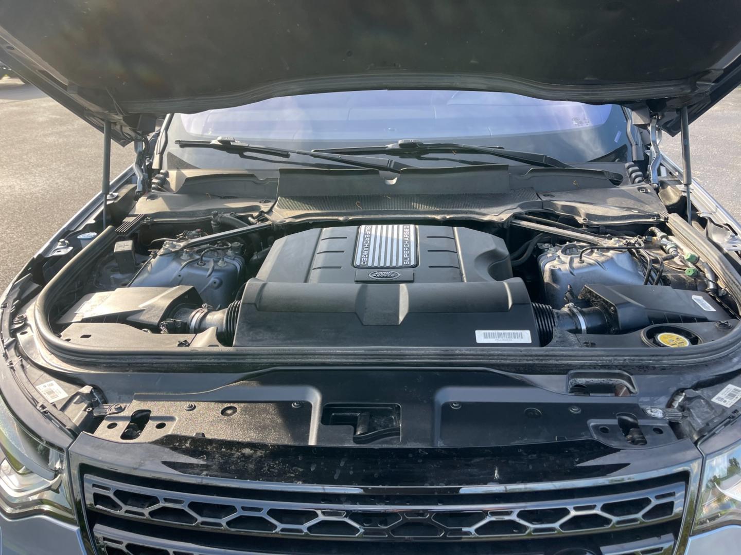 2018 Blue /Black Land Rover Discovery HSE (SALRR2RV5JA) with an 3.0L V6 DOHC 24V Supercharged engine, 8A transmission, located at 11115 Chardon Rd. , Chardon, OH, 44024, (440) 214-9705, 41.580246, -81.241943 - This 2018 Land Rover Discovery HSE is a luxurious and capable SUV that offers a blend of comfort, technology, and off-road prowess. With its 3.0L supercharged V6 engine, it produces 340 horsepower and is paired with an 8-speed automatic transmission. The interior features premium leather upholstery, - Photo#15
